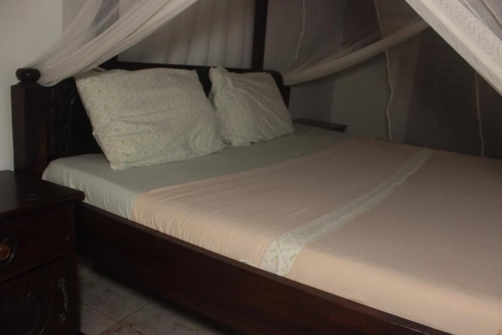 travellers paradise diani hostel