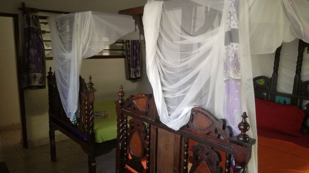 travellers paradise diani hostel