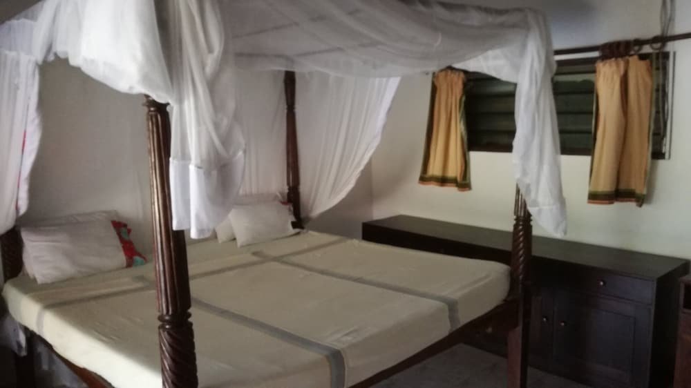 travellers paradise diani hostel