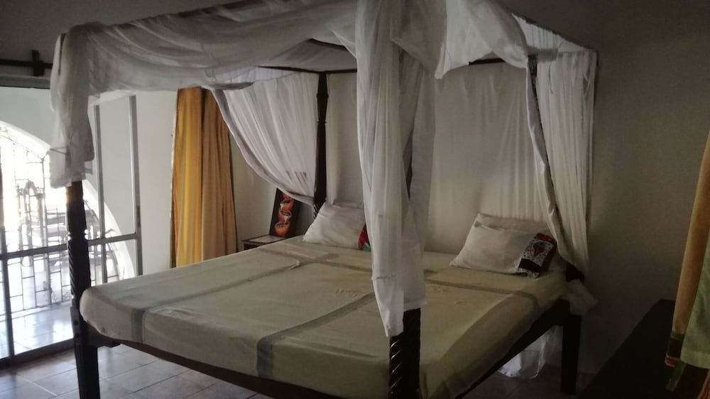 travellers paradise diani hostel