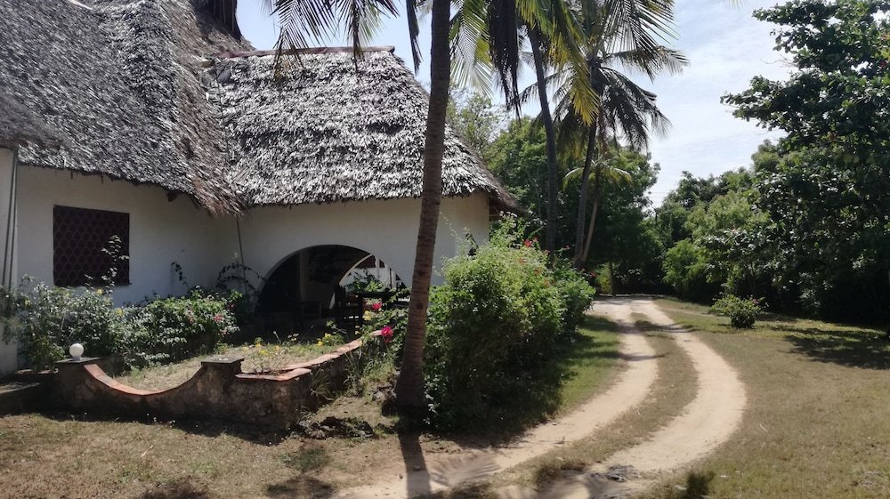 travellers paradise diani hostel