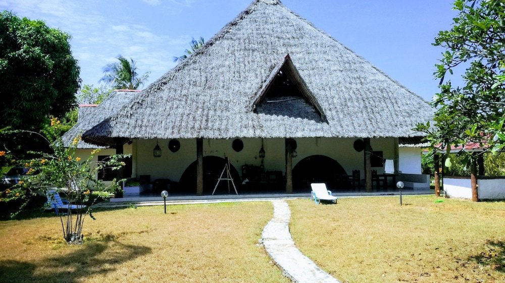 travellers paradise diani hostel