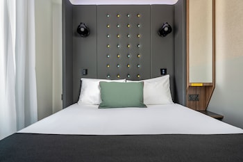 point a hotel london canary wharf