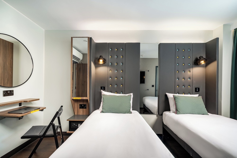 point a hotel london canary wharf