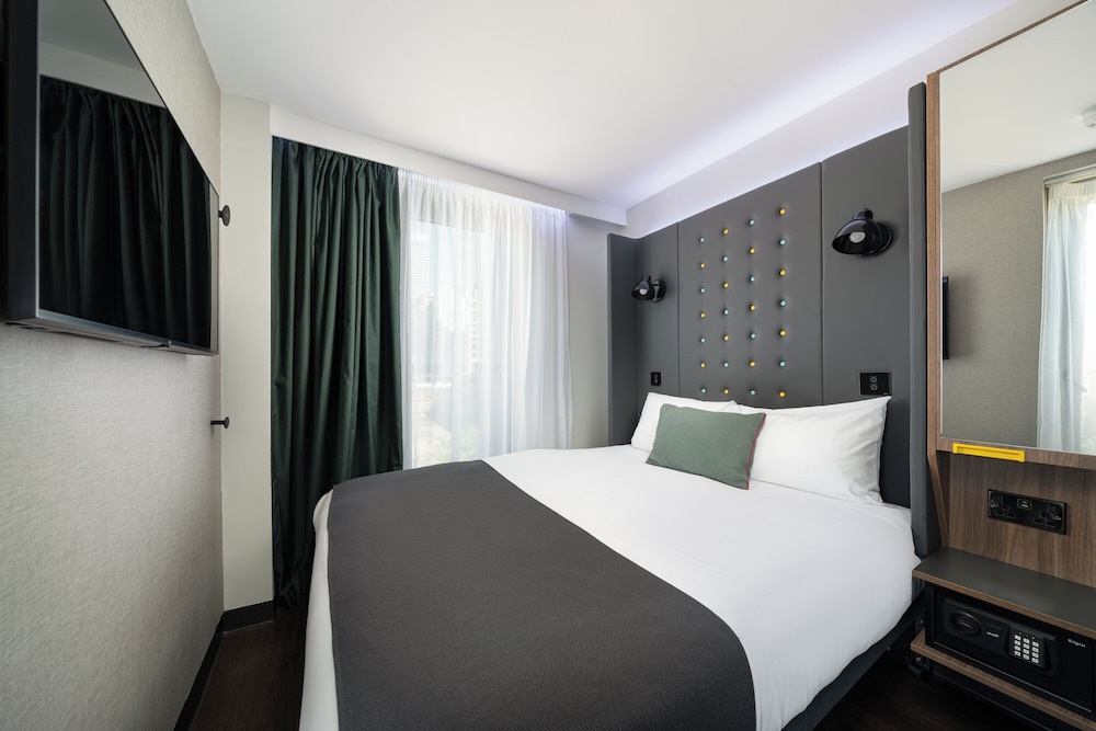 point a hotel london canary wharf