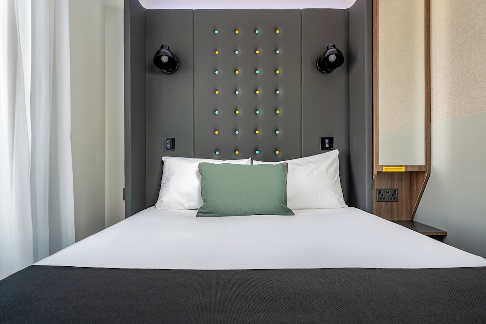 point a hotel london canary wharf