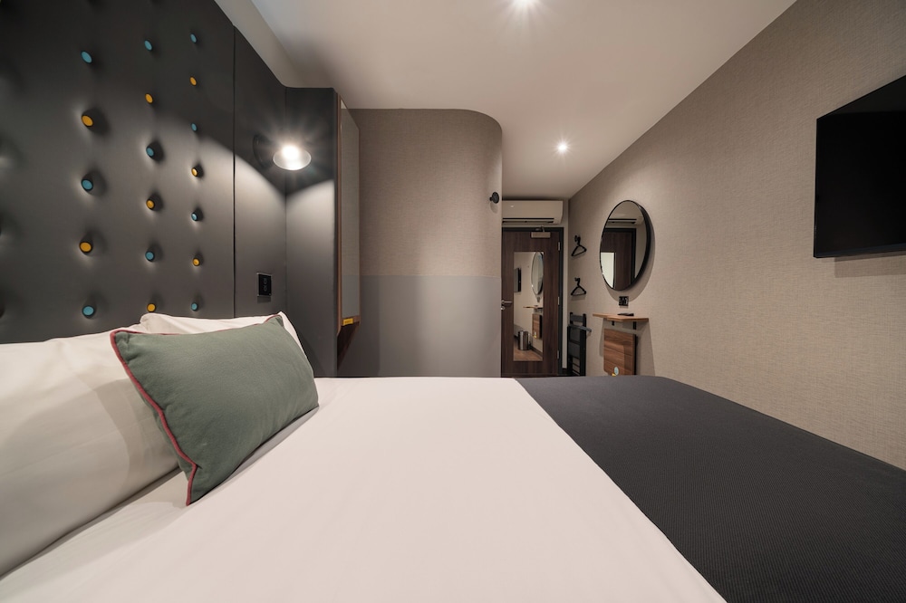 point a hotel london canary wharf