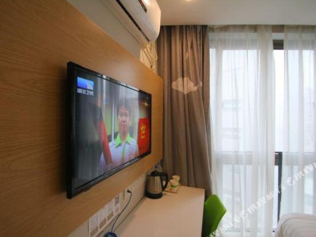 motel the bund qipu road tiantong road metro station