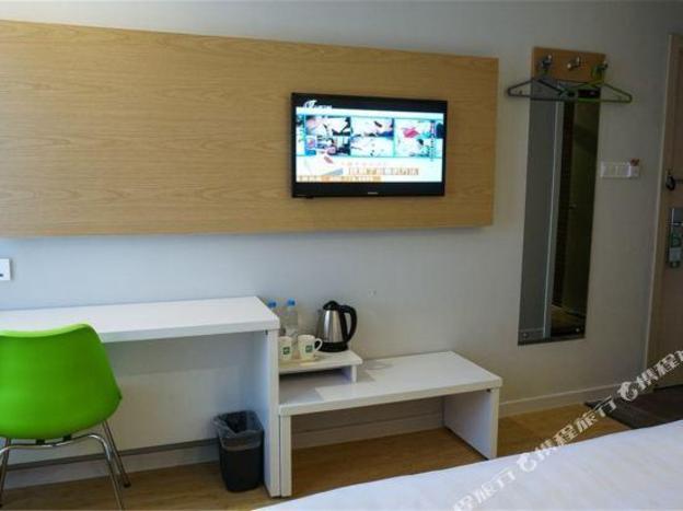 motel the bund qipu road tiantong road metro station