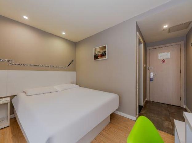 motel the bund qipu road tiantong road metro station