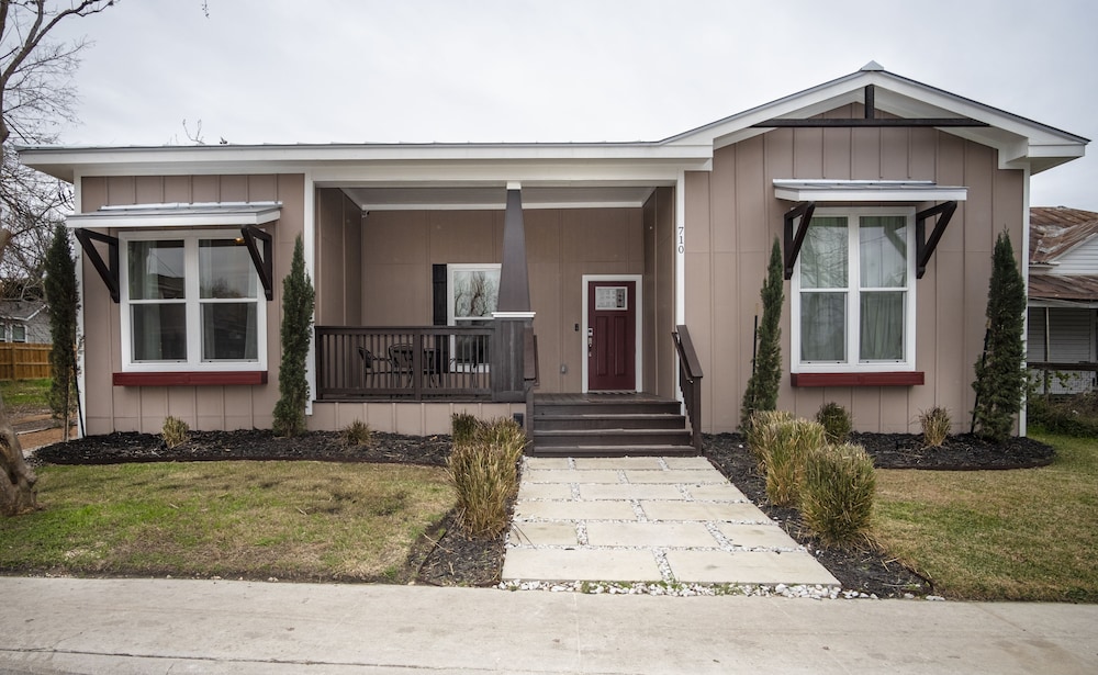 brand new large impressive house near downtown