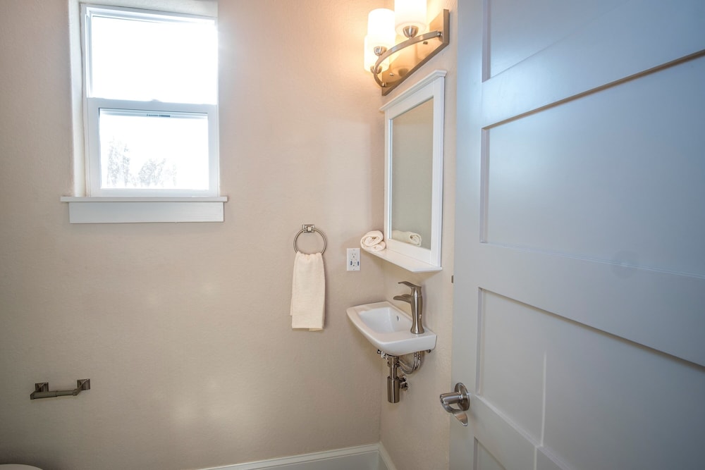 brand new large impressive house near downtown