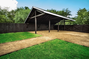 brand new large impressive house near downtown