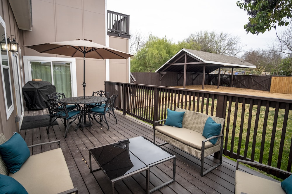 brand new large impressive house near downtown