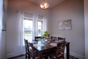 brand new large impressive house near downtown