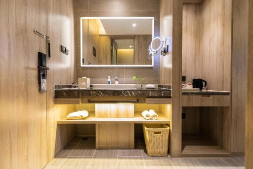 atour hotel wuhan tianhe airport outlets