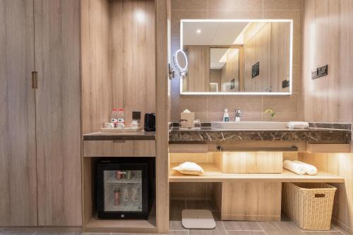 atour hotel wuhan tianhe airport outlets