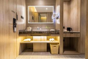 atour hotel wuhan tianhe airport outlets