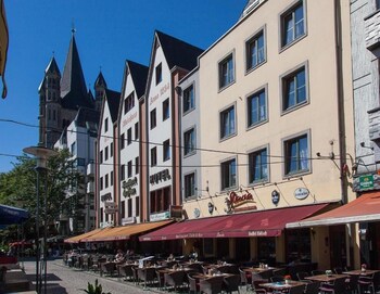 city apartments in koln am rheingarten