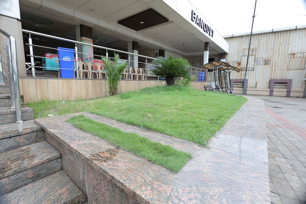 the horizon hotel surat