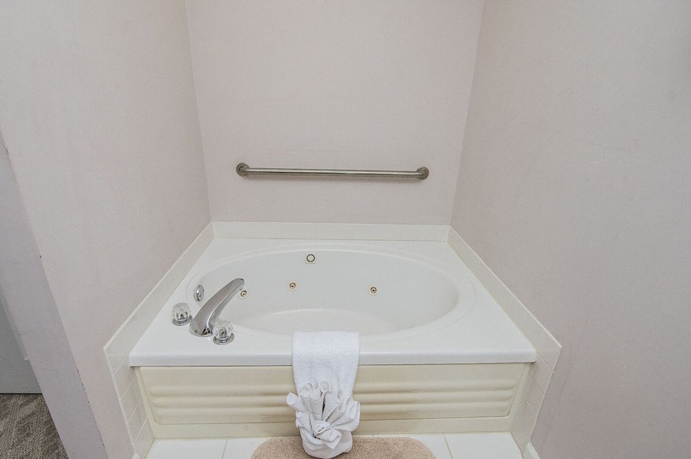 colonial crest condo 104 by heritage cabin rentals