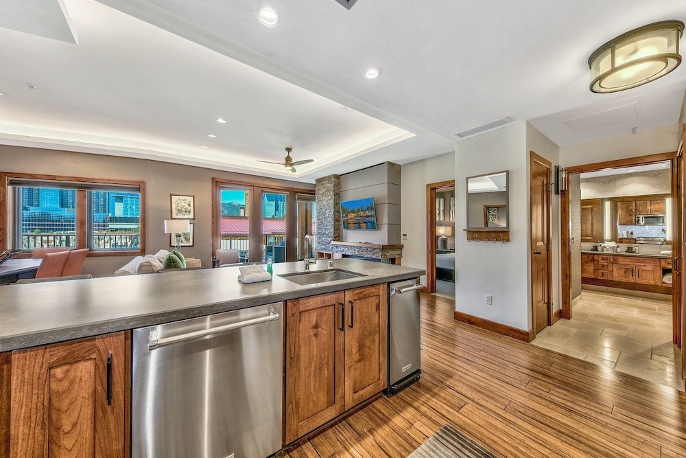 2 Br 2 Ba Luxury Condo. Walk To South Lake Tahoe!,,3.5 star