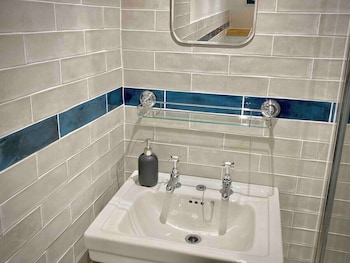 the georgian loft apartment central bath