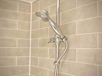 the georgian loft apartment central bath