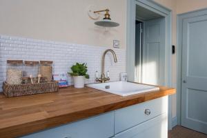 the georgian loft apartment central bath