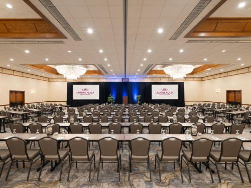 crowne plaza phoenix chandler golf resort by ihg