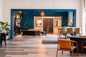 the lindy renaissance charleston hotel