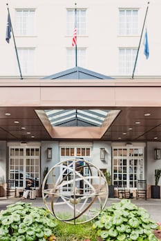 the lindy renaissance charleston hotel