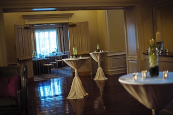 the lindy renaissance charleston hotel
