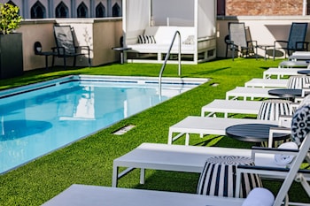 the lindy renaissance charleston hotel