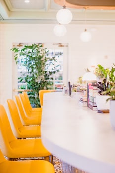 the lindy renaissance charleston hotel