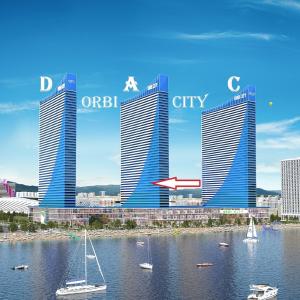 holiday express orbi city