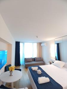 holiday express orbi city