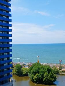 holiday express orbi city