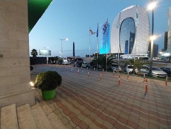 holiday express orbi city