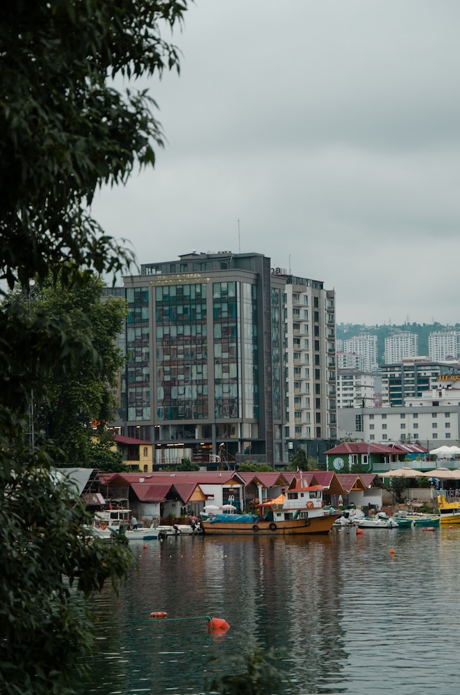 marina green suit hotel