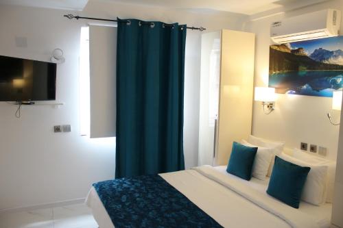 seven square luxury suites