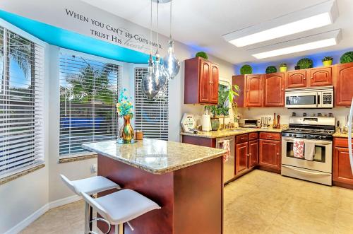 Urban Oasis Withhot Tub, Heated Pool And Private Movie Theater Home,Suntree>>Melbourne,3.5 star