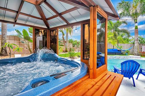 Urban Oasis Withhot Tub, Heated Pool And Private Movie Theater Home,Suntree>>Melbourne,3.5 star