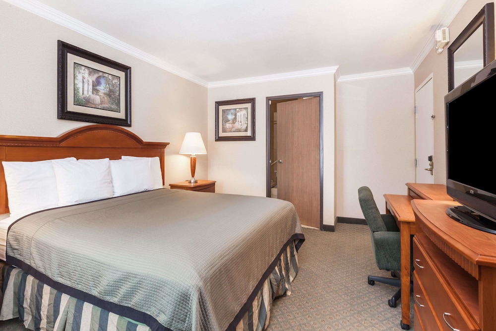 Travelodge By Wyndham Sylmar Ca,Los Angeles>>Burbank,2 star