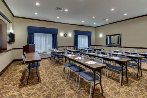 holiday inn express and suites allentown west by ihg
