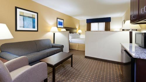 holiday inn express and suites allentown west by ihg