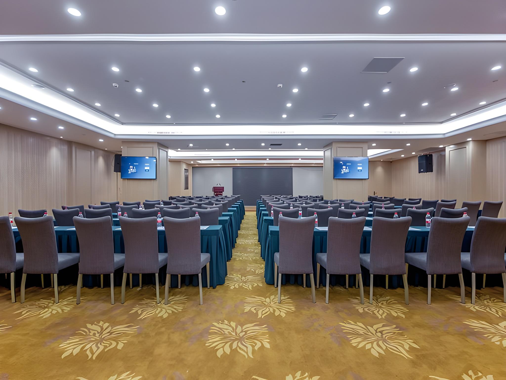 vienna international hotel huanggang normal college ruitian plaza
