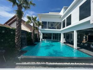 premium pool villa pattaya