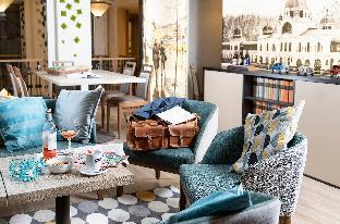 three corners hotel art