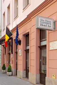 three corners hotel art